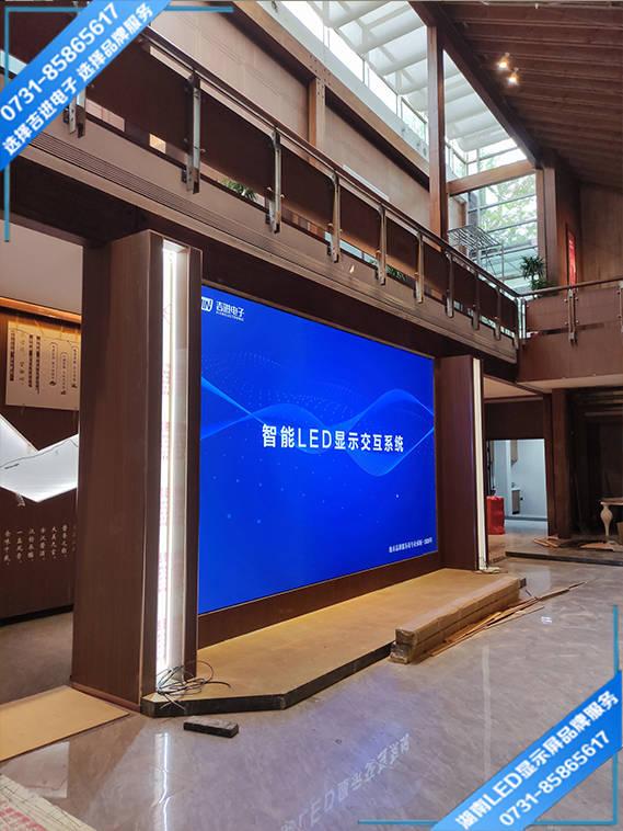 長(zhǎng)沙岳麓區(qū)桐梓坡路萬象城商場(chǎng)服裝店LED顯示屏